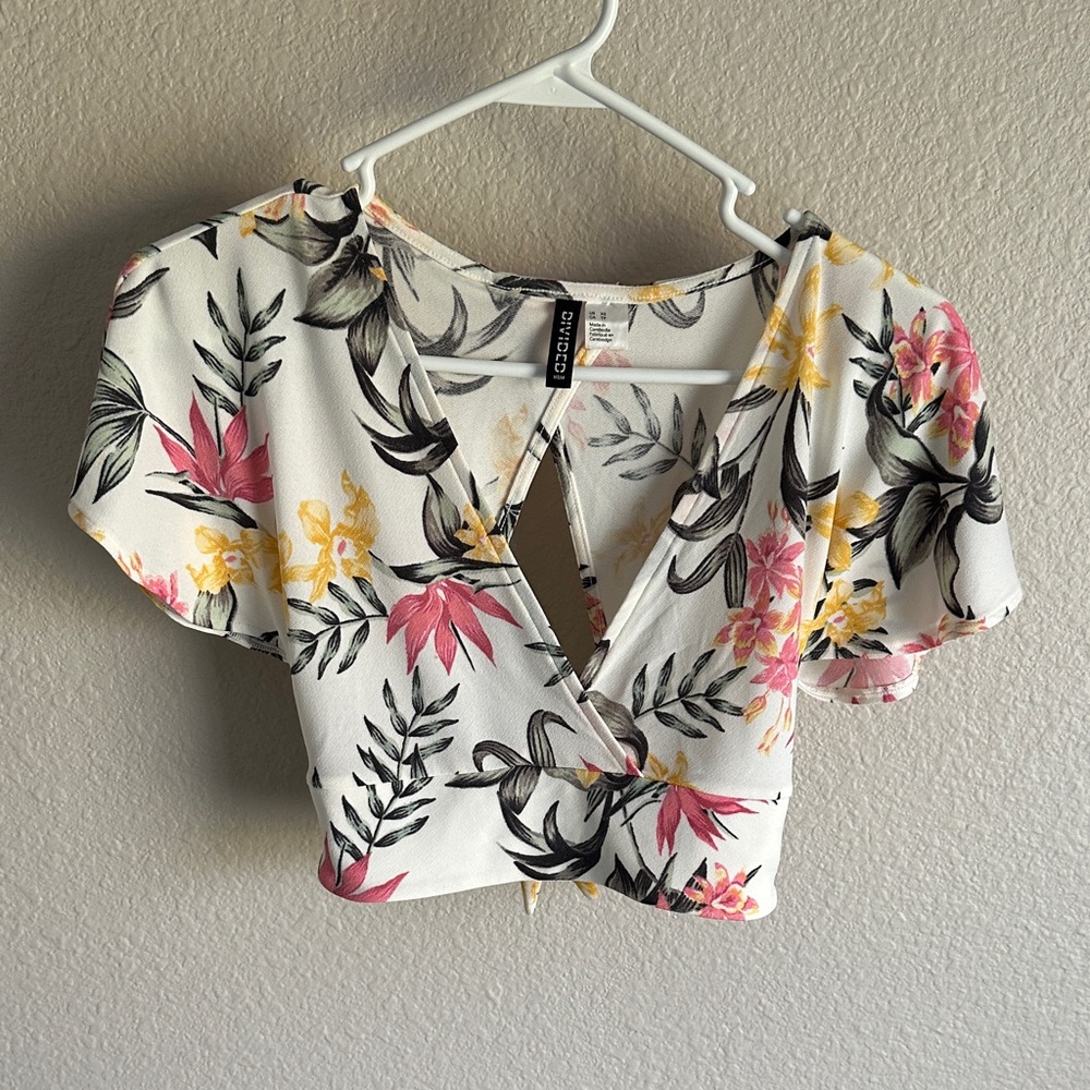 Divided Floral Tie-Back Cropped Blouse